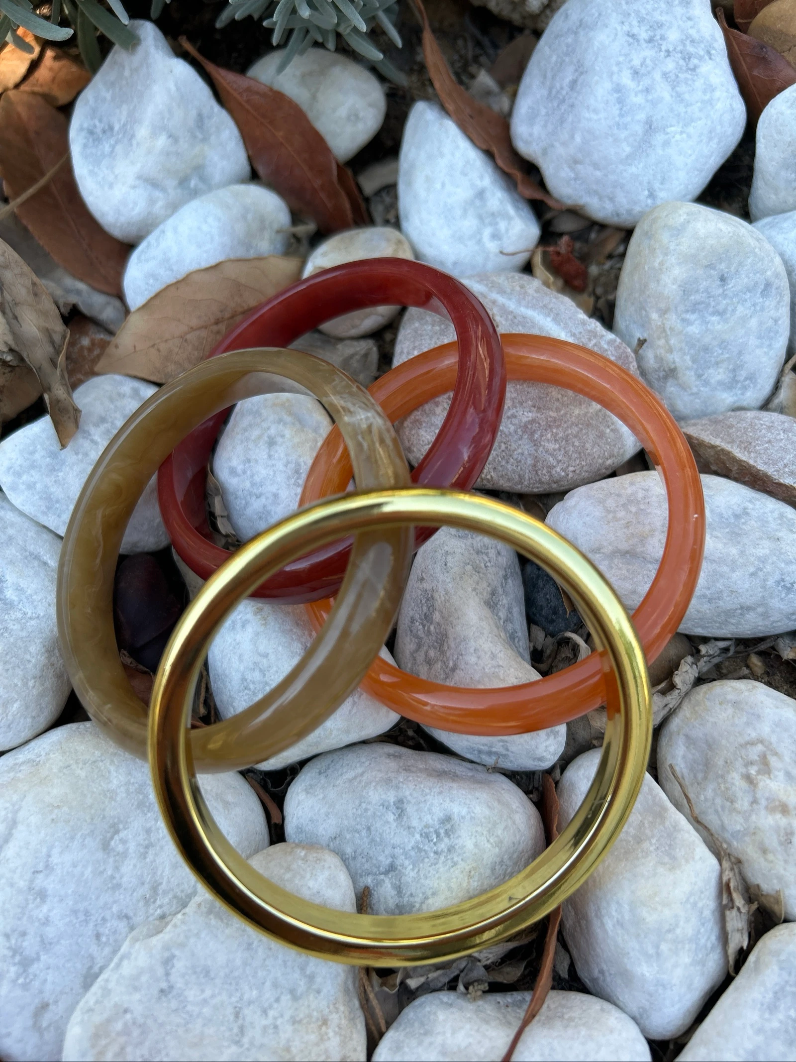 Lot van 4 resinen armbanden jade rood, goud, oranje en kaki – photo 3